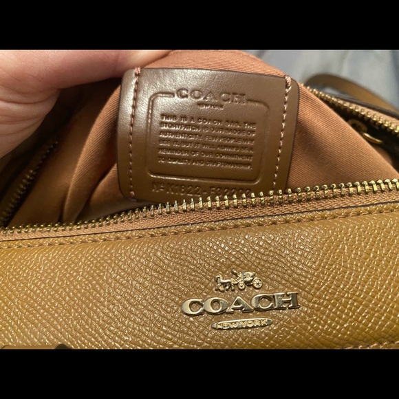 Coach small side purse with crossbody strap included - Picture 3 of 3